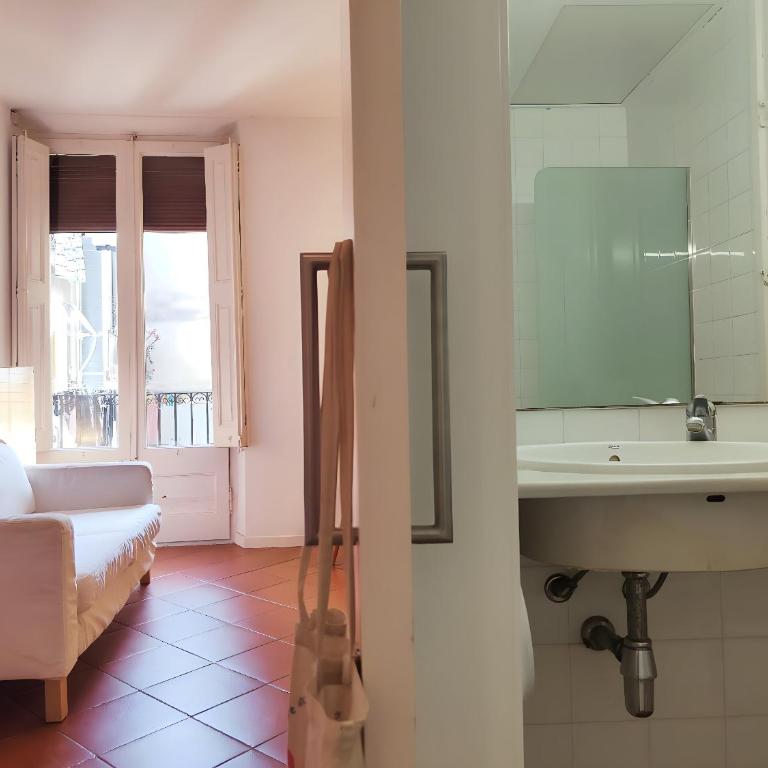 Cute 1 bedroom apt. Super central location. R.K - Apartment - 26