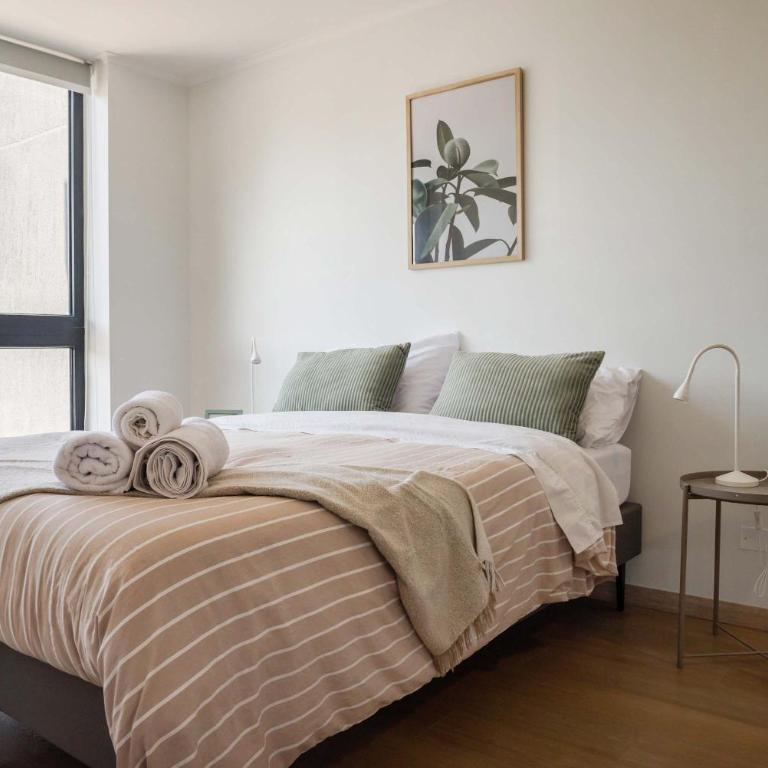 Chic 2BR Retreat for 5 in Vibrant Las Condes Oasis - Apartment - 8