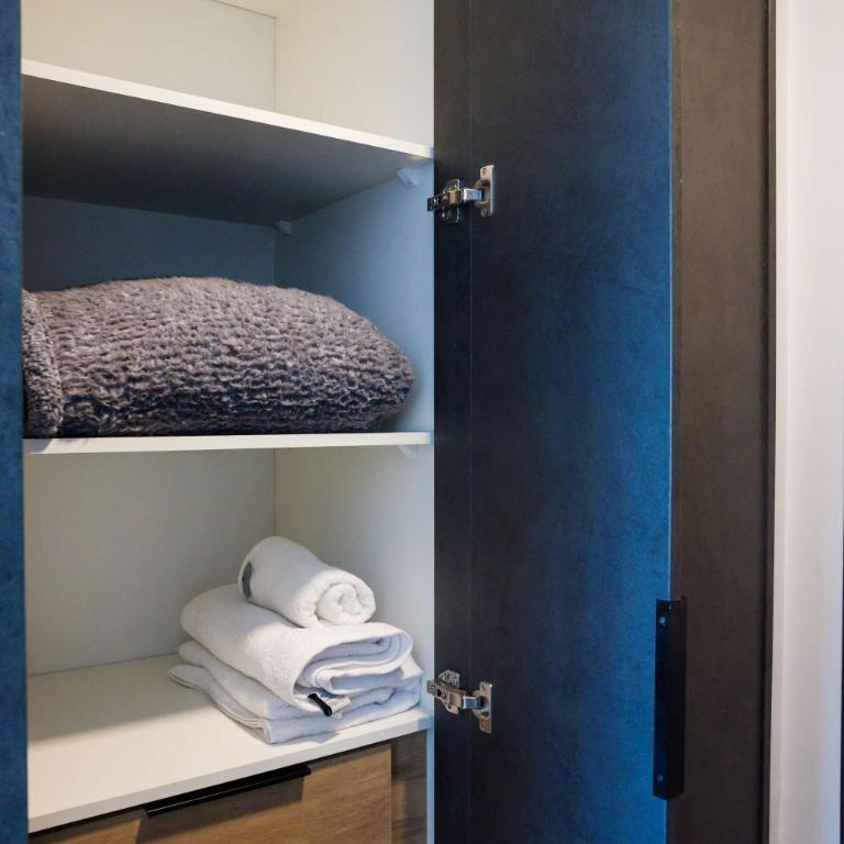 Chic 2BR Retreat for 5 in Vibrant Las Condes Oasis - Apartment - 32