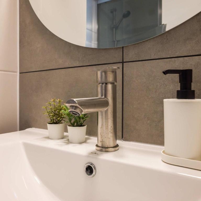 Chic 2BR Retreat for 5 in Vibrant Las Condes Oasis - Apartment - 29