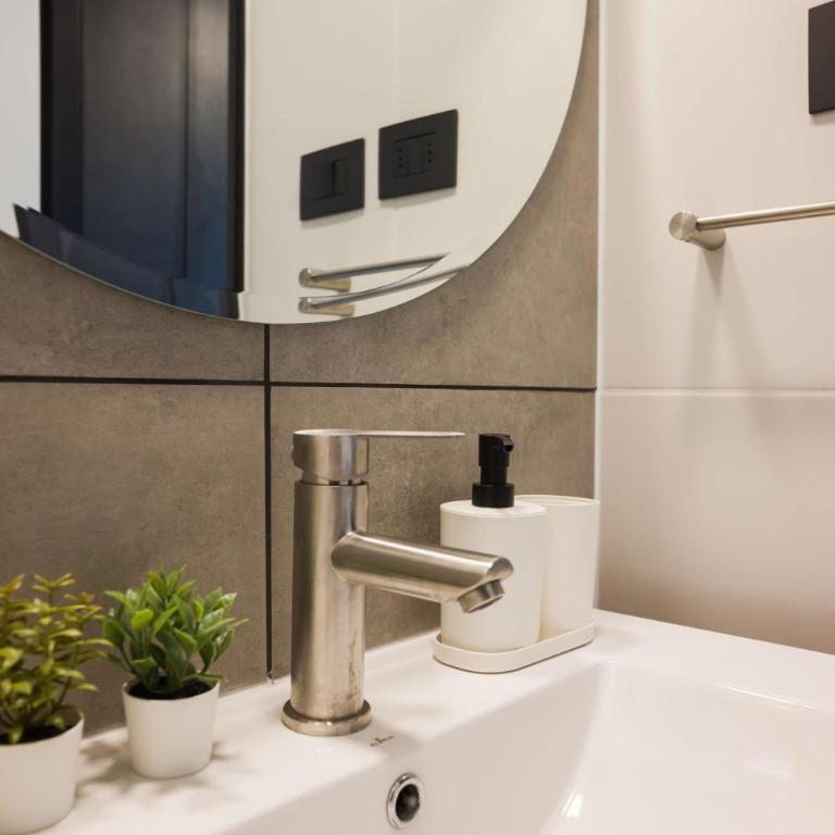 Chic 2BR Retreat for 5 in Vibrant Las Condes Oasis - Apartment - 30