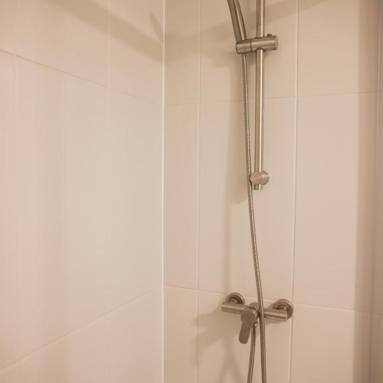 Chic 2BR Retreat for 5 in Vibrant Las Condes Oasis - Apartment - 31