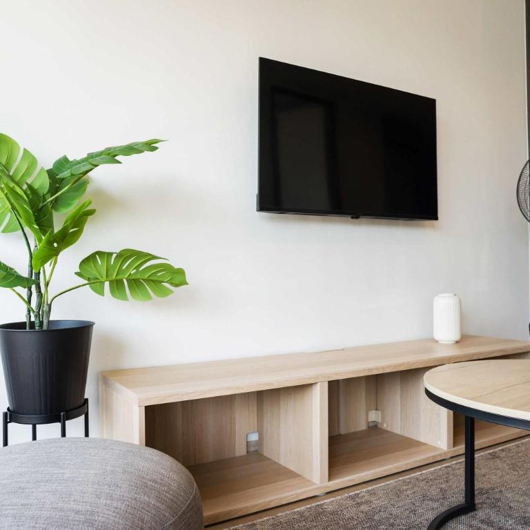 Chic 2BR Retreat for 5 in Vibrant Las Condes Oasis - Apartment - 17
