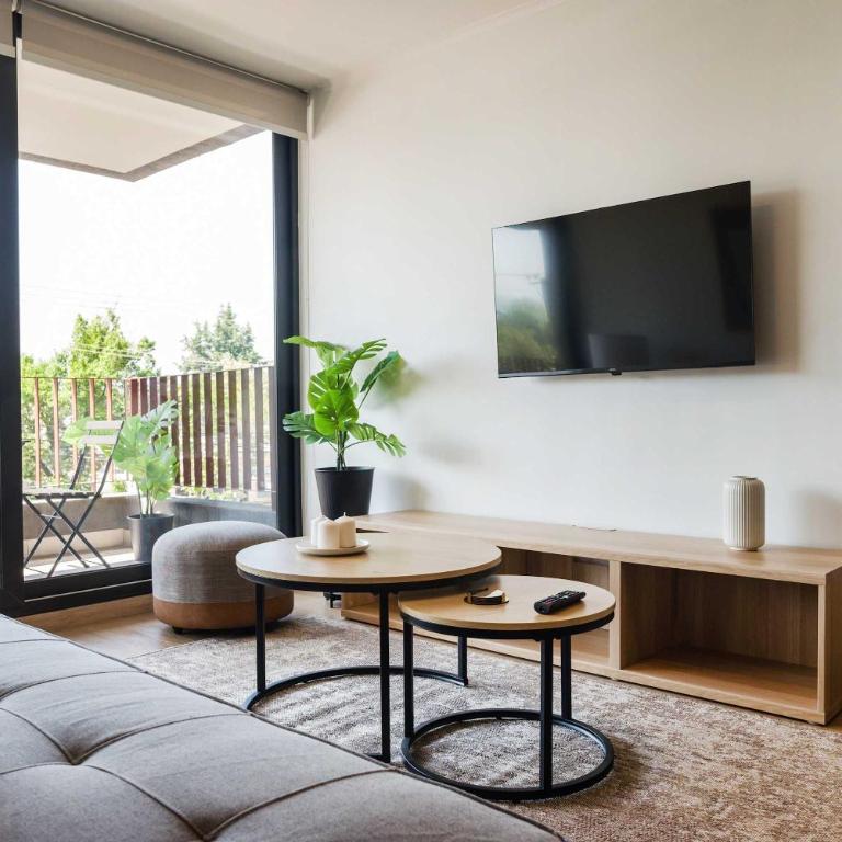 Chic 2BR Retreat for 5 in Vibrant Las Condes Oasis - Apartment - 18