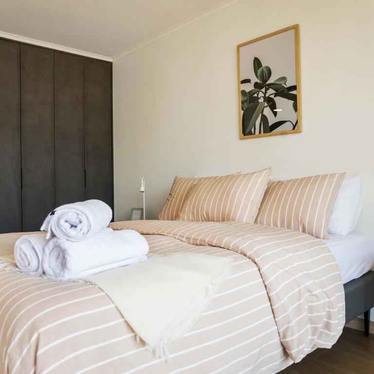 Chic 2BR Retreat for 5 in Vibrant Las Condes Oasis - Apartment - 9