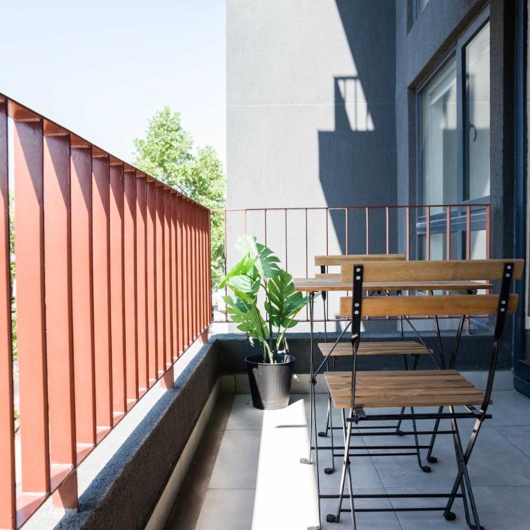 Chic 2BR Retreat for 5 in Vibrant Las Condes Oasis - Apartment - 15