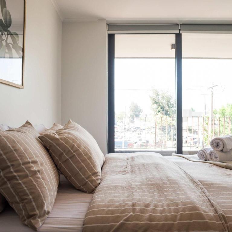 Chic 2BR Retreat for 5 in Vibrant Las Condes Oasis - Apartment - 10