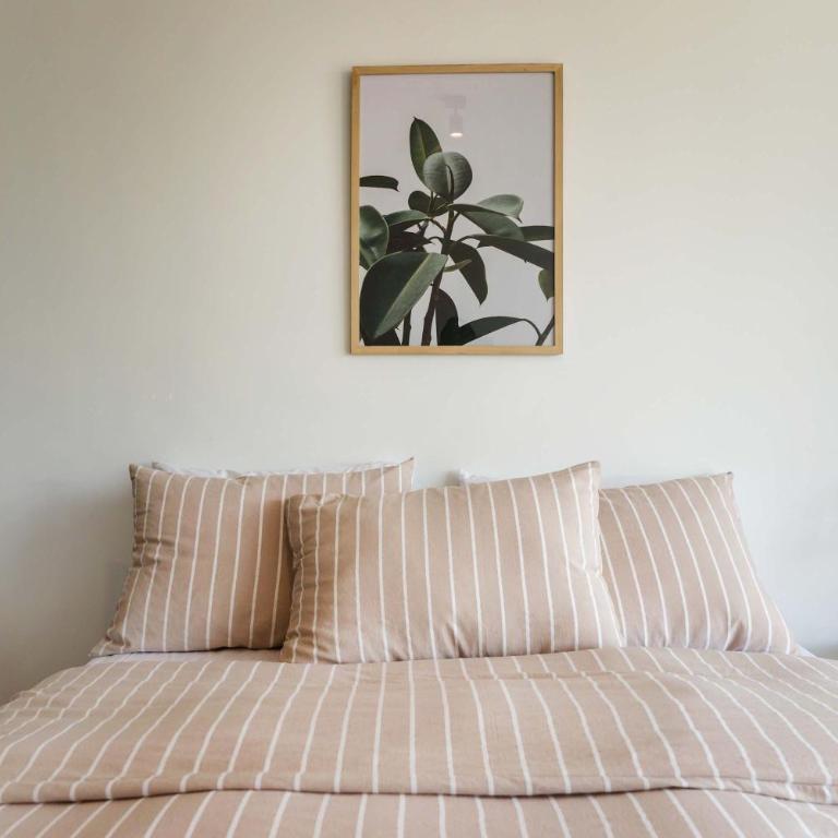Chic 2BR Retreat for 5 in Vibrant Las Condes Oasis - Apartment - 11