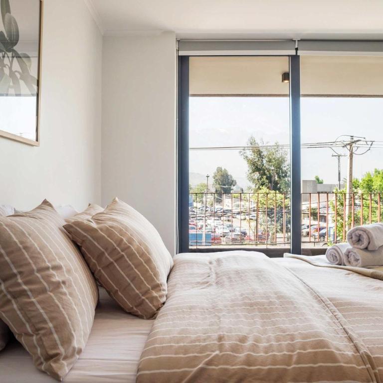 Chic 2BR Retreat for 5 in Vibrant Las Condes Oasis - Apartment - 12