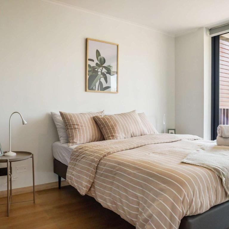 Chic 2BR Retreat for 5 in Vibrant Las Condes Oasis - Apartment - 13