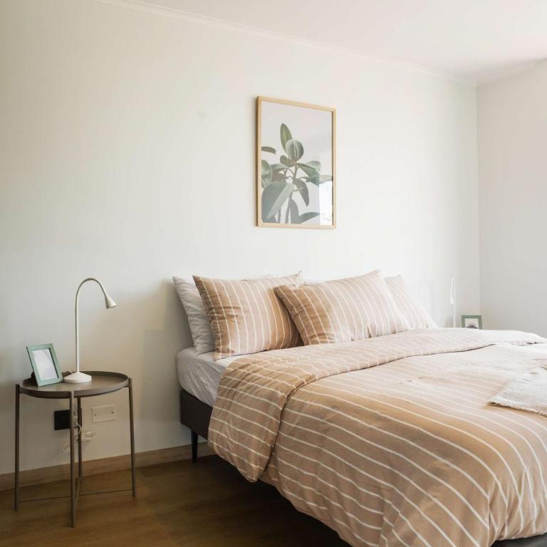 Chic 2BR Retreat for 5 in Vibrant Las Condes Oasis - Apartment - 14