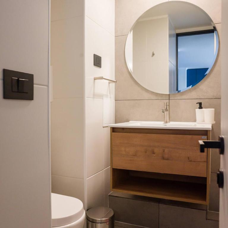 Chic 2BR Retreat for 5 in Vibrant Las Condes Oasis - Apartment - 23