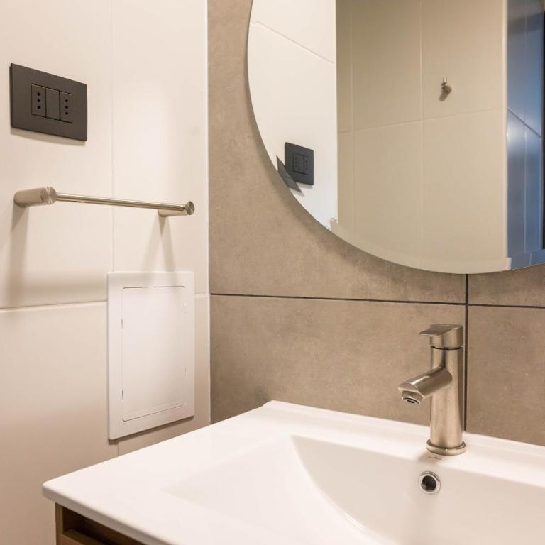 Chic 2BR Retreat for 5 in Vibrant Las Condes Oasis - Apartment - 24