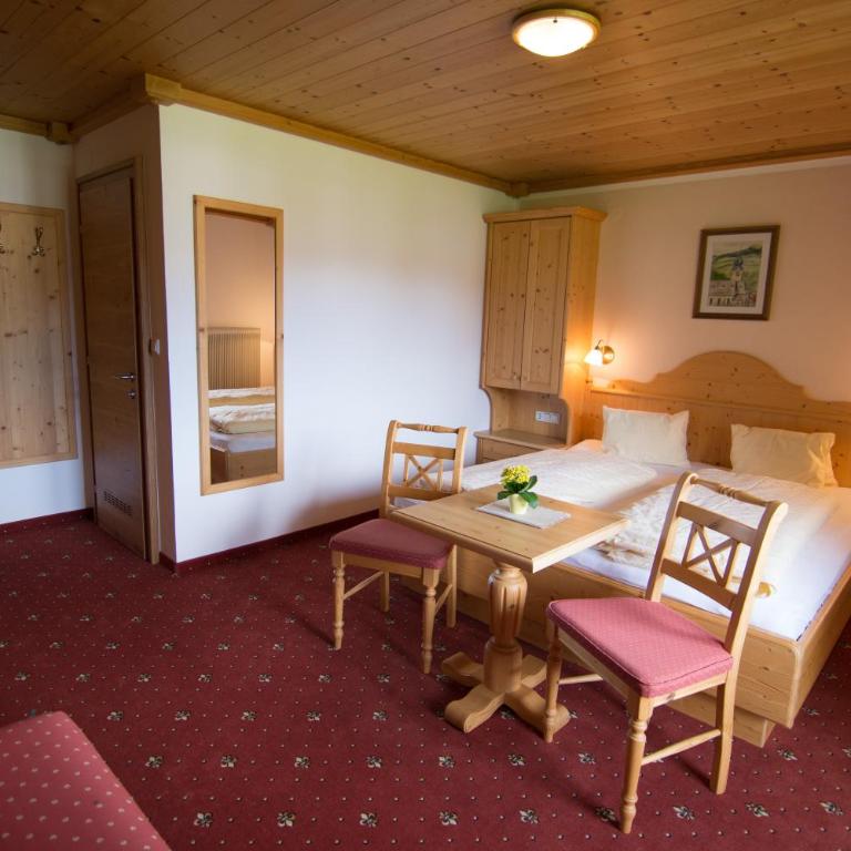 Pension Samerhof - Dreibettzimmer mit Dusche - 10