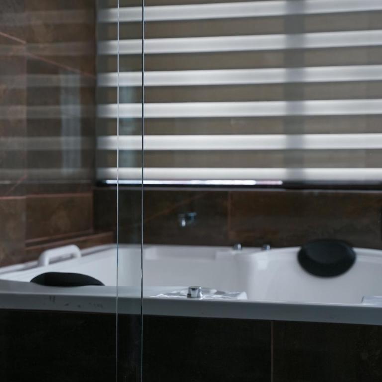 Hotel Mitru - Habitación Doble Deluxe con bañera - 4