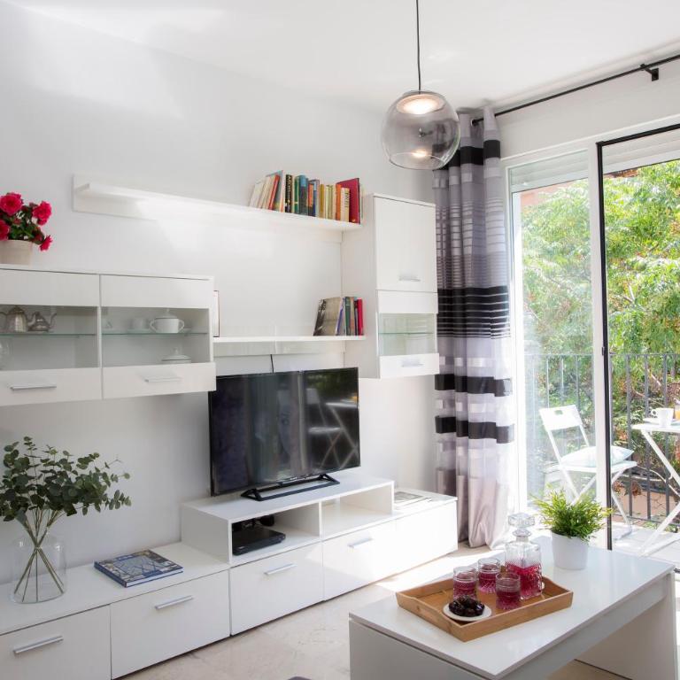 SingularStays Na Jordana - Three-Bedroom Apartment - 8