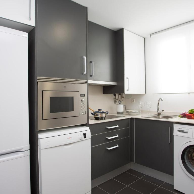 SingularStays Na Jordana - Three-Bedroom Apartment - 24