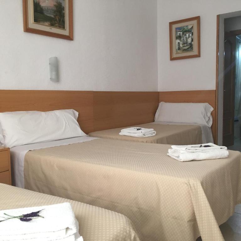 Hostal R. Lido - Camera Matrimoniale con Letto Supplementare - 2