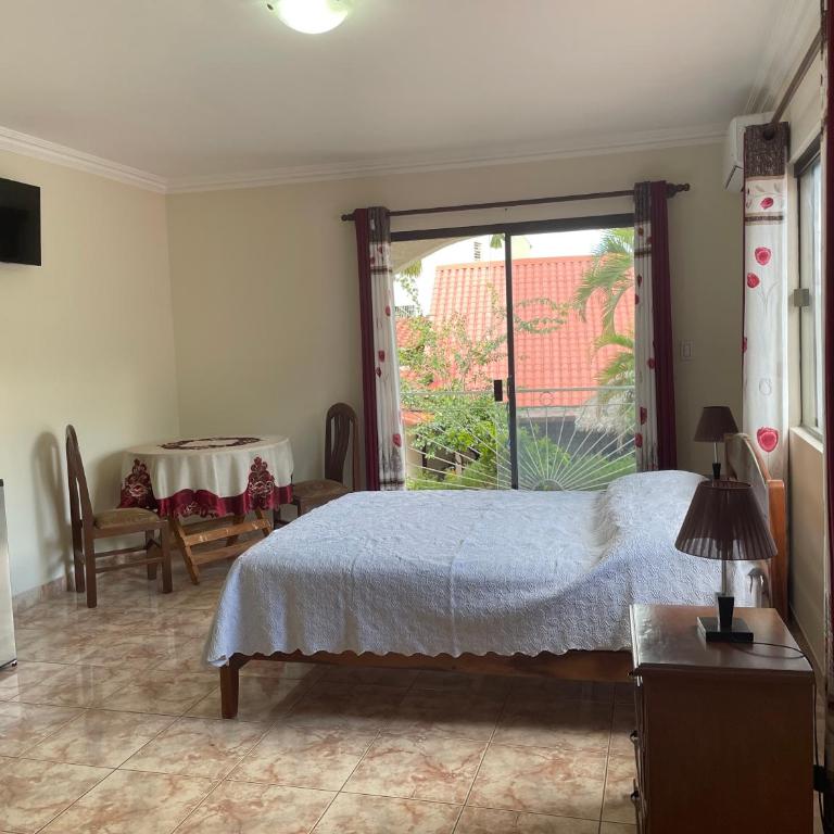 Habitación amplia y cómoda con baño privado-Zona Norte, Santa Cruz - Double Room with Private Bathroom - 7