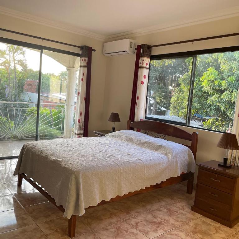 Habitación amplia y cómoda con baño privado-Zona Norte, Santa Cruz - Double Room with Private Bathroom - 1