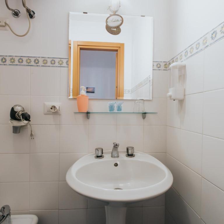 Color22 - Camera Matrimoniale con Bagno Privato - 12