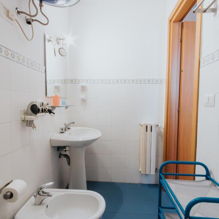 Color22 - Camera Matrimoniale con Bagno Privato - 10