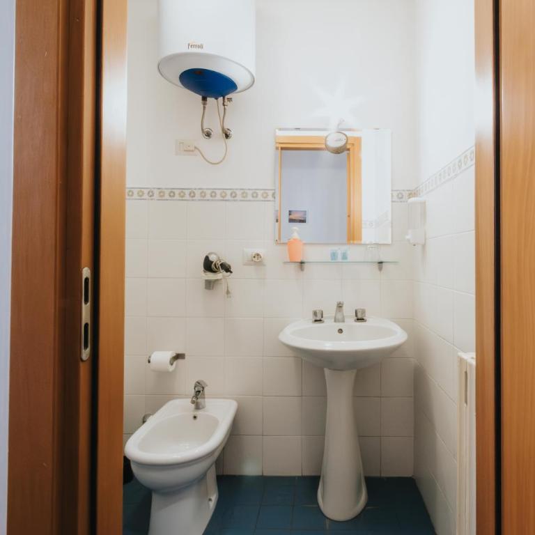 Color22 - Camera Matrimoniale con Bagno Privato - 1