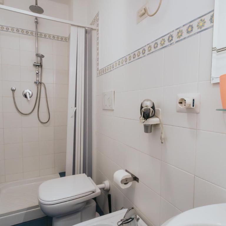 Color22 - Camera Matrimoniale con Bagno Privato - 9
