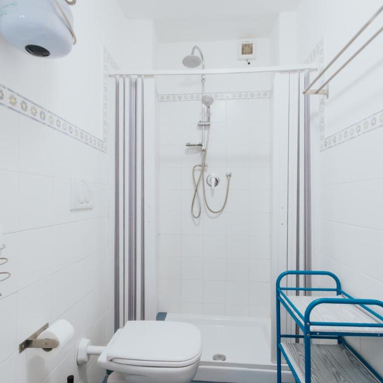 Color22 - Camera Matrimoniale con Bagno Privato - 9