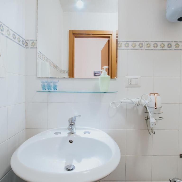 Color22 - Camera Matrimoniale con Bagno Privato - 10