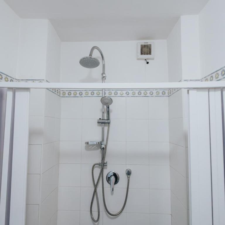 Color22 - Camera Matrimoniale con Bagno Privato - 12