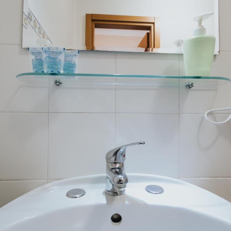 Color22 - Camera Matrimoniale con Bagno Privato - 14