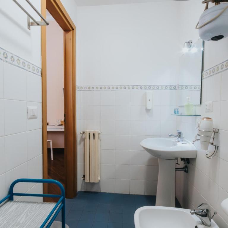 Color22 - Camera Matrimoniale con Bagno Privato - 16