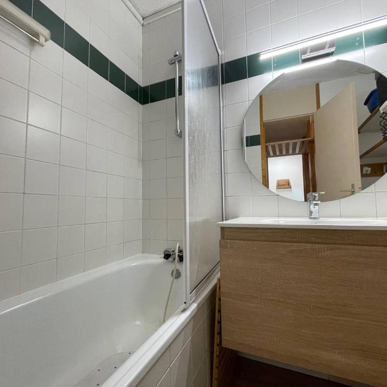 Appart 4 pers, accès direct pistes, terrasse, 50m remontées - FR-1-356-426 - Studio - 12