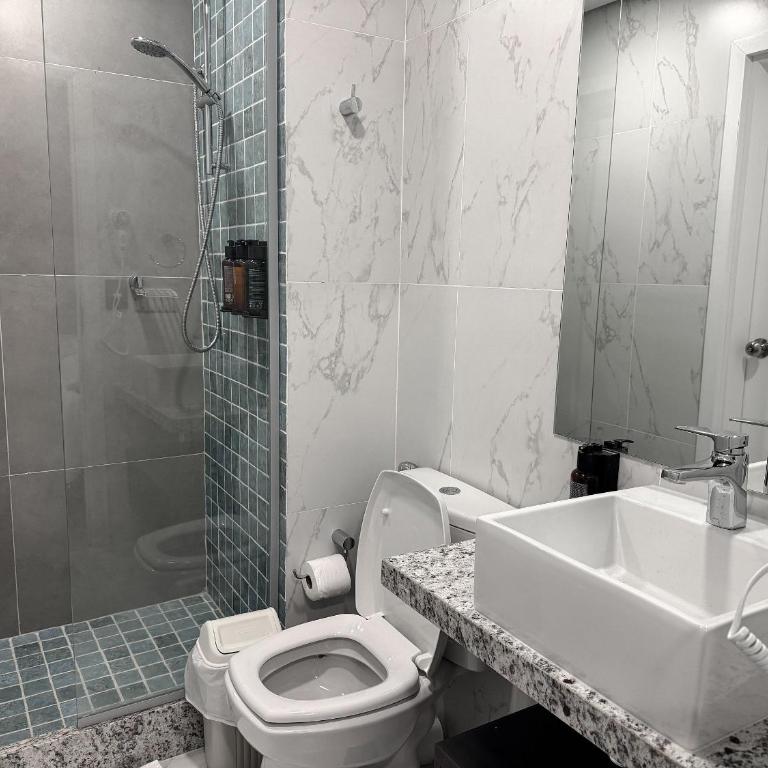 Apartment just steps from Shopping del Sol. - Apartment - 7