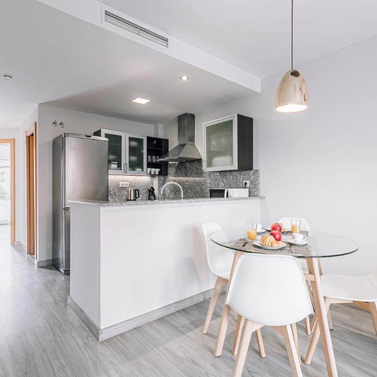 Weflating Barcelona Sants - Two-Bedroom Apartment with Balcony - 21