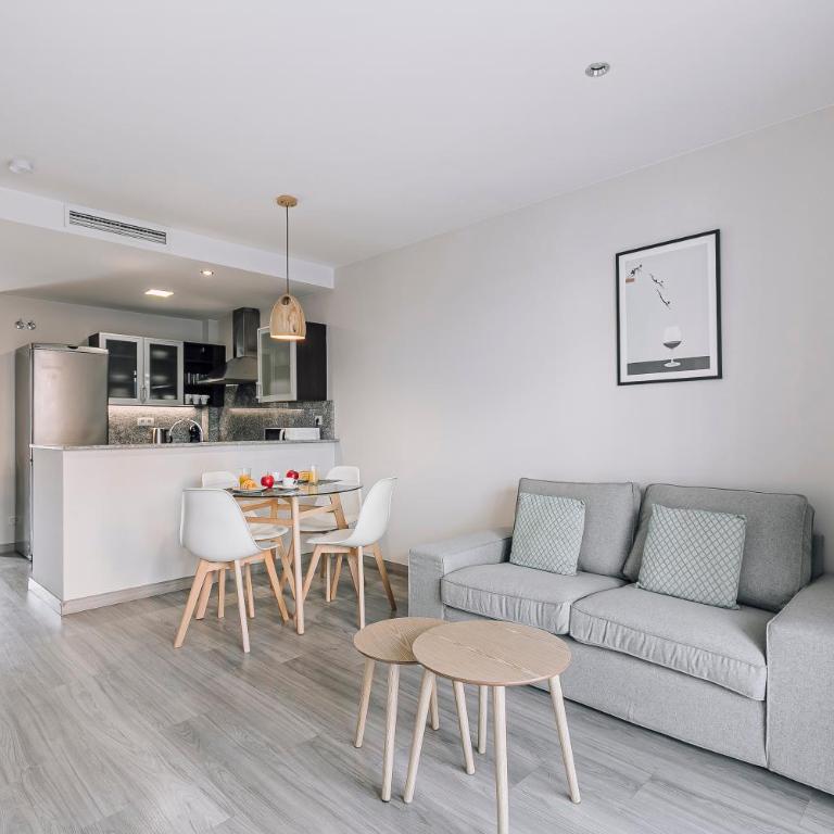 Weflating Barcelona Sants - Two-Bedroom Apartment with Balcony - 14