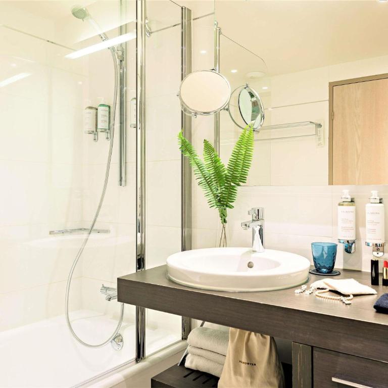 Croisette Beach Hotel Cannes - MGallery Collection - Chambre Lit Queen-Size Deluxe avec Balcon - 8