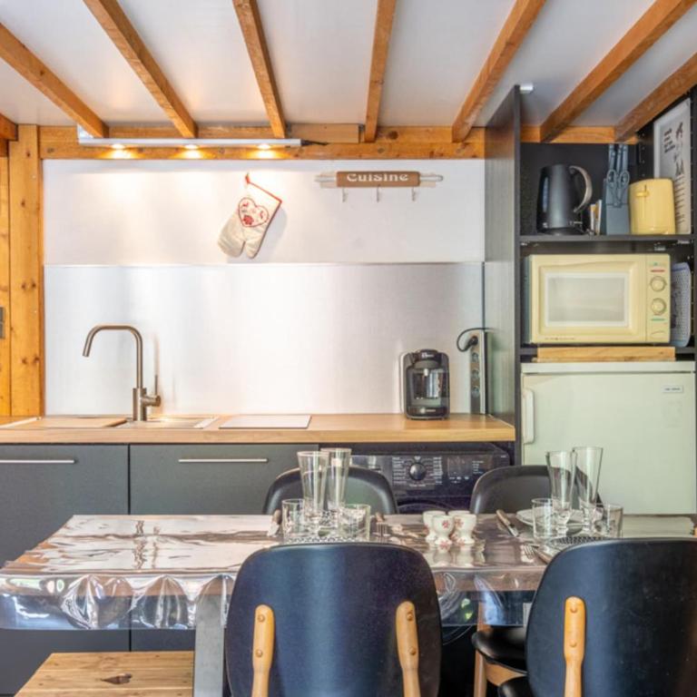 Warm Haven in Chamonix With balcony - Apartment - 6