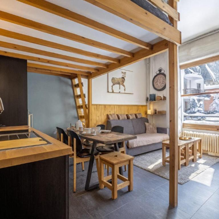 Warm Haven in Chamonix With balcony - Apartment - 4