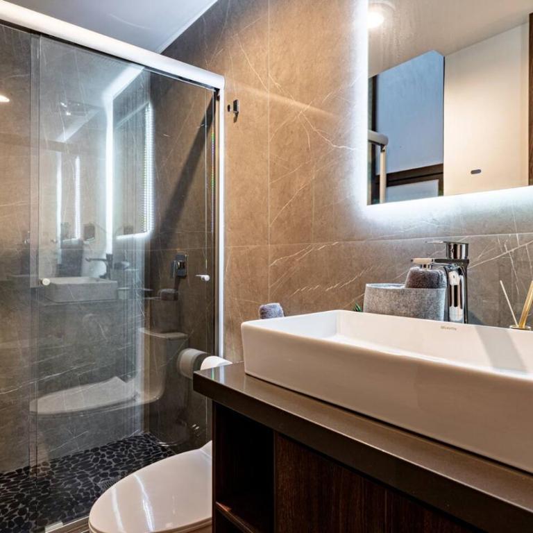 Two-in-One Group Haven with Terrace, Wifi & Comfort - Appartement - 12