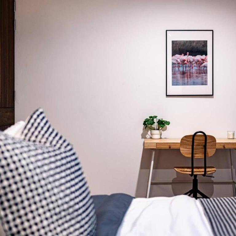 Two-in-One Group Haven with Terrace, Wifi & Comfort - Appartement - 20