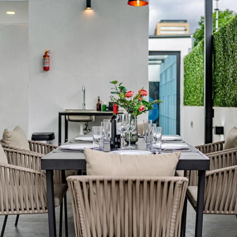 Two-in-One Group Haven with Terrace, Wifi & Comfort - Appartement - 38