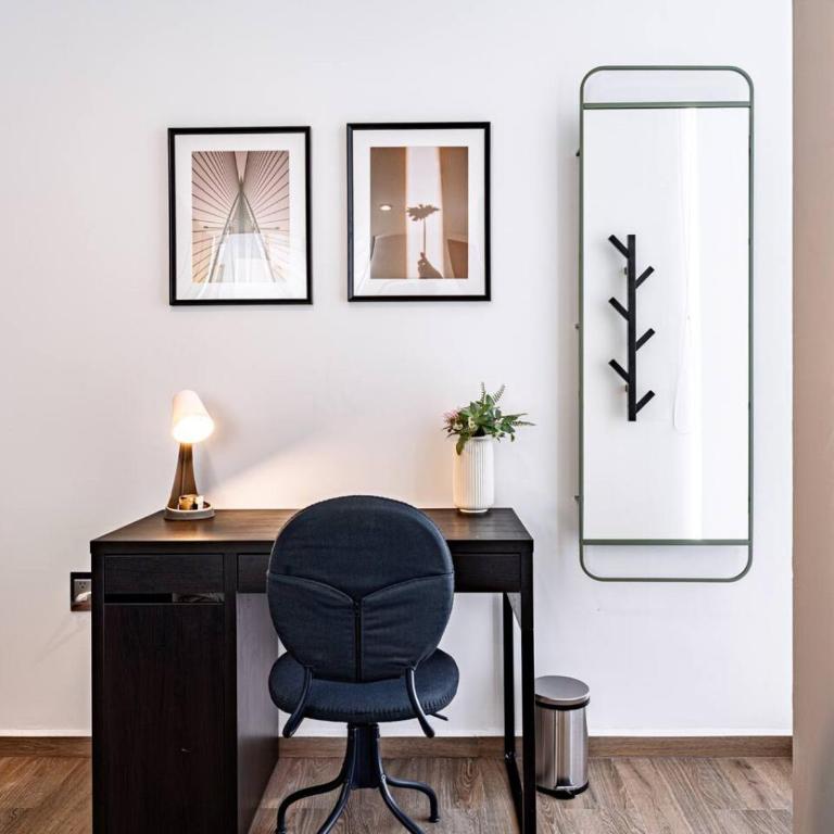 Two-in-One Group Haven with Terrace, Wifi & Comfort - Appartement - 52