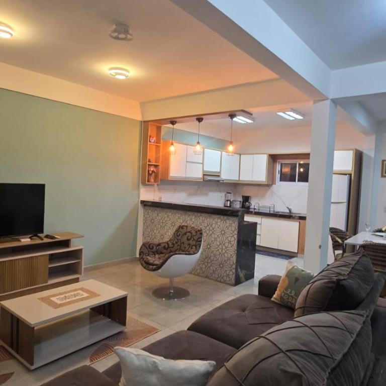 Amplia y Moderna Casa, en inmejorable ubicación - Three-Bedroom House - 6