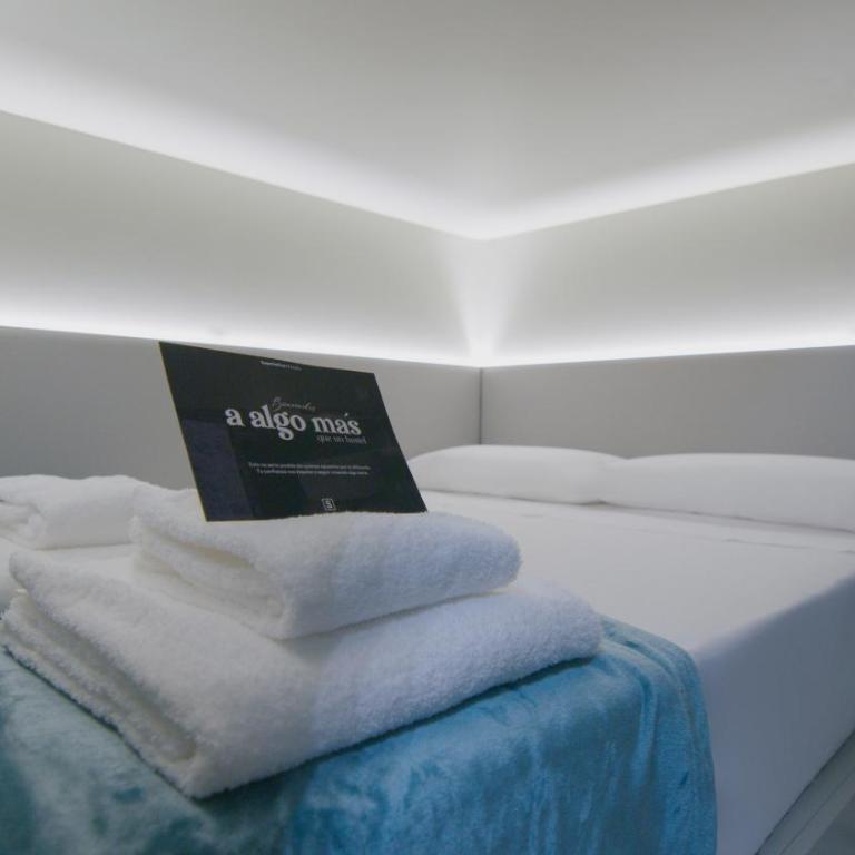 Hostel Superlativo Trinidad - Lower Private Capsule with Large Bed - 4