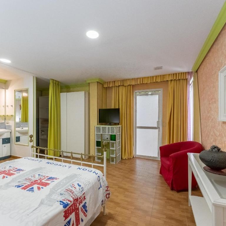 Apartment with communal pool and garden - Two-Bedroom Apartment - 14