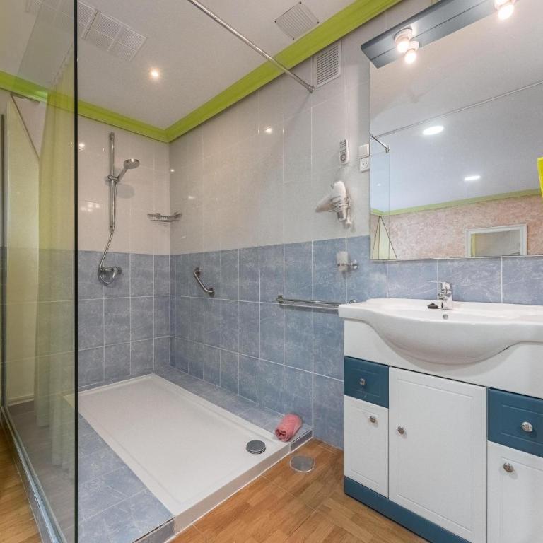 Apartment with communal pool and garden - Two-Bedroom Apartment - 20