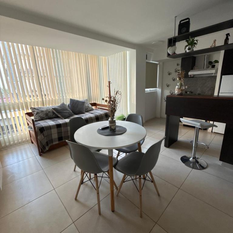 Departamento al frente, zona la perla con cochera - One-Bedroom Apartment - 1