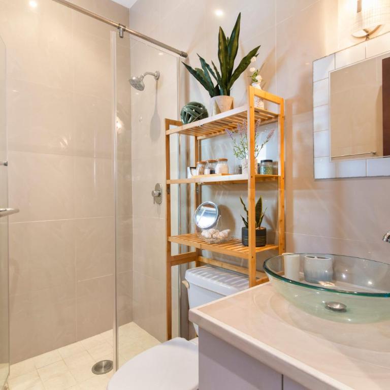 Rooftop Penthouse 150m to Beach & 280m to 5th Ave - Three-Bedroom Premium Apartment with Balcony - 36